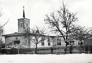 Holzkapelle mit kleinem Glockenturm im Erlenfeld, Winter 1950