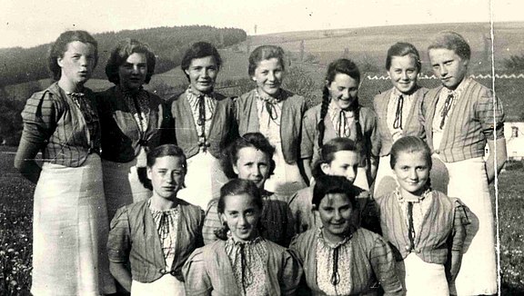 Sophie (hinten, 3. v. l.) mit ihrer Gruppe von 13 Mädels 