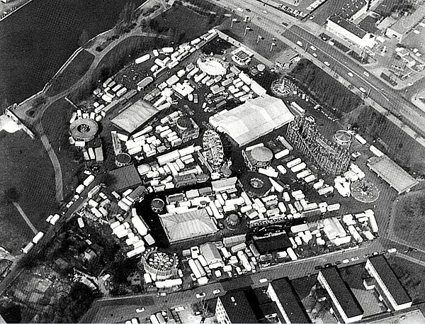 Messeplatz 1980 Luftaufnahme, Stände Fahrgeschäfte auf dem Platz am Fuldaufer