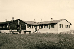 Wartburghütte 1960 Holzhaus mit Kreuz und Steinanbau