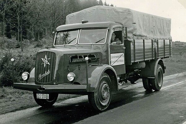 Hans Hess als stolzer Lenker seines Henschel