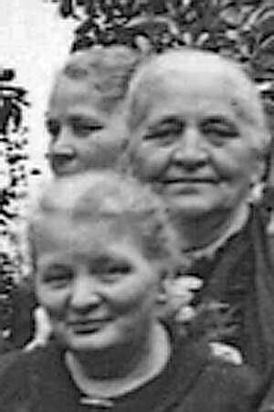 Marie Kraft, vorn im Bild, mit ihrer Mutter Martha und Schwester Sophie, 1938