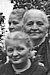 Marie Kraft, vorn im Bild, mit ihrer Mutter Martha und Schwester Sophie, 1938