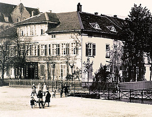 Kindergruppe vor dem Elbeltshof 1906