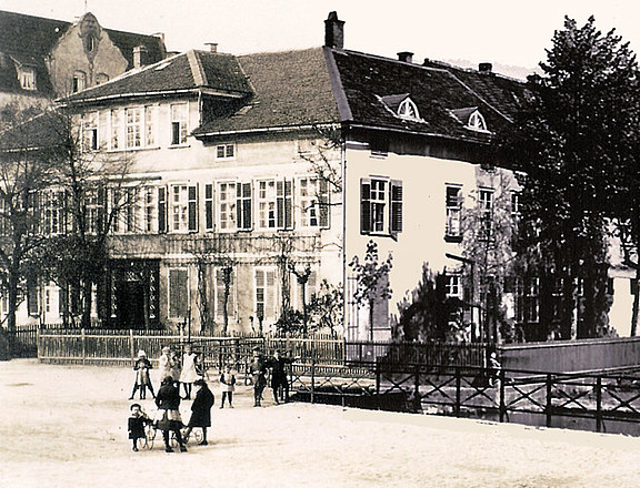 Kindergruppe vor dem Elbeltshof 1906 