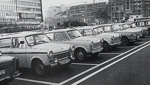 VieleTrabis auf Parkplatz vor dem HBF Kassel, 1989