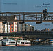 Blick auf die Schlagd mit Fahrgastschiffen in der Fulda, oben darüber ein Fahrradfahrer auf der Walter-Lübcke-Brücke