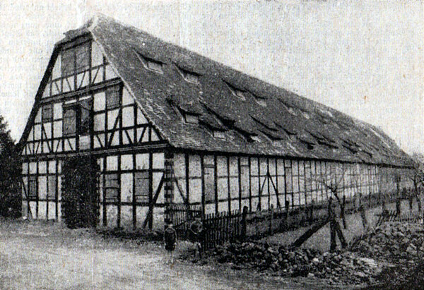 Die Scheune in ganzer Größe vor der Teilzerstörung im Zweiten Weltkrieg