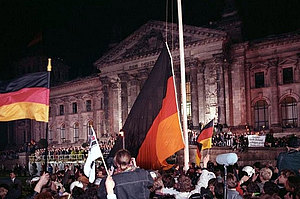 tausende Menschen mit Deutschlandfahnen vor dem Reichstag