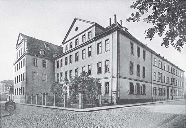 Die viergeschossigen Gebäude des Waisenhauses von der Bettenhäuser Straße / Stern Straße gesehen. Auf dem Pflaster steht ein Pferdefuhrwerk. Vor dem zurückgesetzten Eckhaus ist kleiner Vorgarten mit Bäumen und Zaun. Rechts in der Stern Strasse ist noch das Wirtschaftshaus zu erkennen.