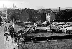 Messegelände 1937 Leisterische Wiese,  Besucher strömen zum Eingang