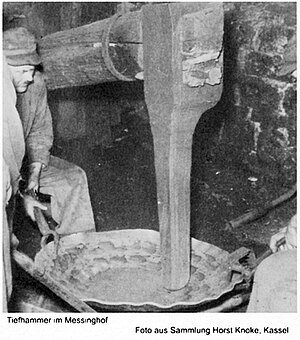 Arbeiter mit Tiefhammer im Messinghof