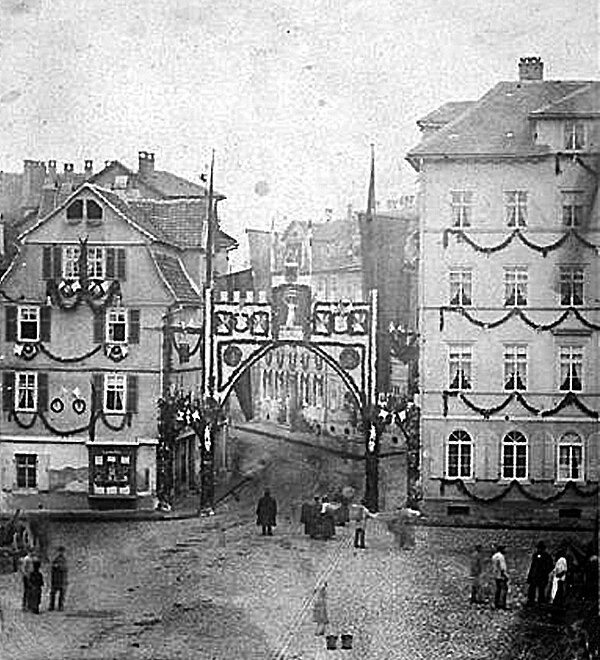 Blick vom Holzmarkt nach Osten in die Leipziger Straße. Geschmückte Häuser