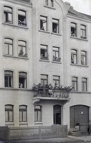 Bewohner Osterholzstraße 25 schauen aus ihren Fenstern, 1910