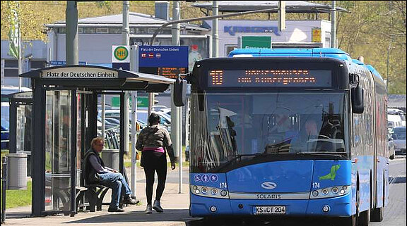 An der Haltestelle Platz der Deutschen Einheit hält ein KVG Bus 
