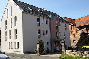 Neubau Bergshäuser Str. 6, dahinter die alte Scheune, 2025