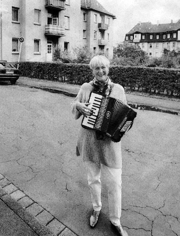 Rosemarie Stefani mit Akkordeon, 1998