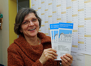 Marianne Bednorz in ihrem Büro, 2008