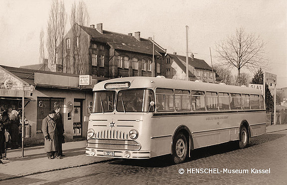 KVG-Bus an der Haltestelle. 