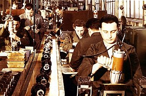 Männer bei der Montage am Fließband