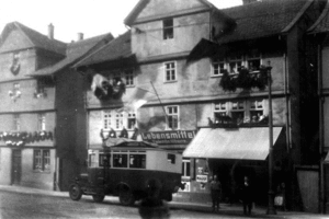 Leipziger Str. 79 mit Bus vor der Tür, geschmückt zur 1000 Jahr-Feier