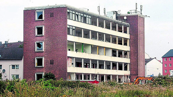 Das verwahrloste Gebäude nach Auszug der Kleiderfabrik 