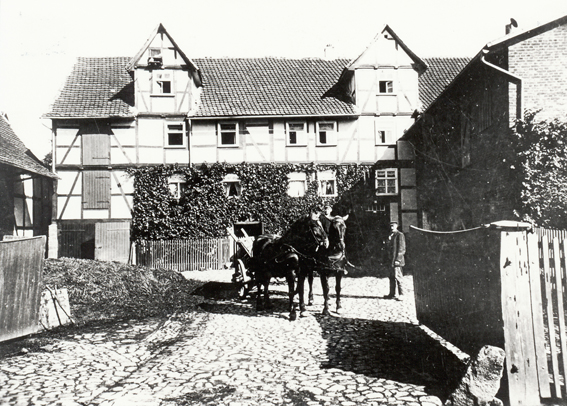 Buttlarstraße 14, Hof des Landwirts Müller 