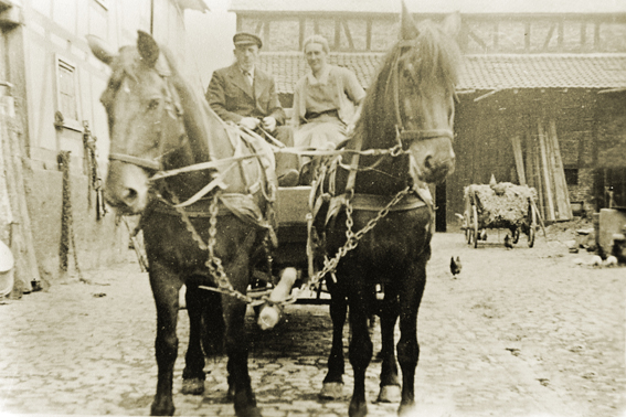 Pferdegespann des Landwirts Schweitzer in der Buttlarstraße 16, 1930 