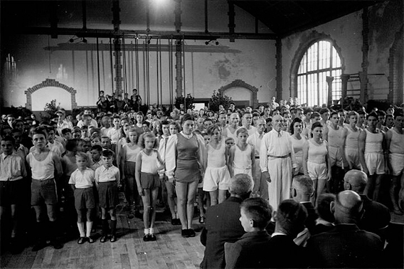 Festakt zur Einweihung der Turnhalle 1948, Kinder stehen in Reih und Glied vor den Ehrengästen 