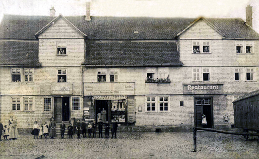 Die Geschäfte Leipziger Str. 205-207 mit Anwohnern ca. 1910 