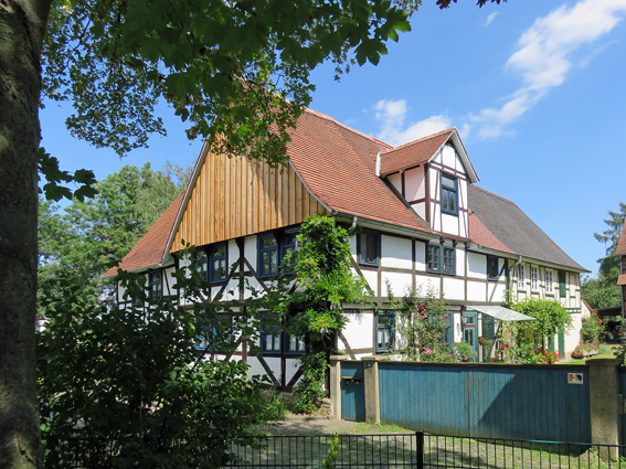 Der ehemalige Hof Schweitzer in der Buttlarstraße 16 wurde saniert und zu einem individuellen Wohnhaus umgebaut. 