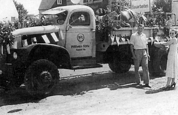 Wilhelm vor dem erste LKW der Firma Götte bei der Ossenkirmis in Harleshausen 1950 