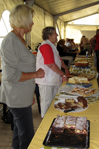 Zei Frauen bedienen am Kuchenbüfett 