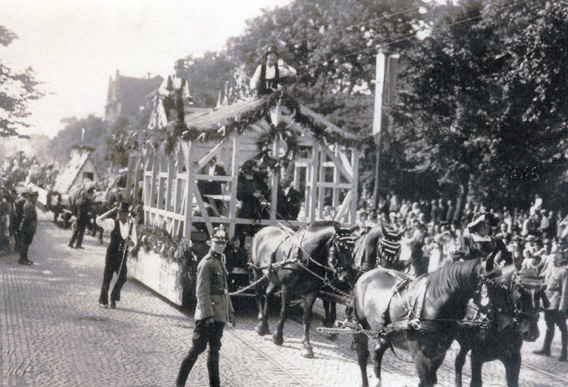 Festwagen der Zimmerleuten (Bischoff, Ecklebe, Zieße) mit Dachstuhl 