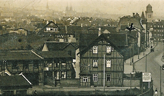 Mit Ausnahme des Fachwerkhauses Nr.156 (Bildmitte) existiert keines der alten Gebäude mehr auf der Südseite der Leipziger Straße 