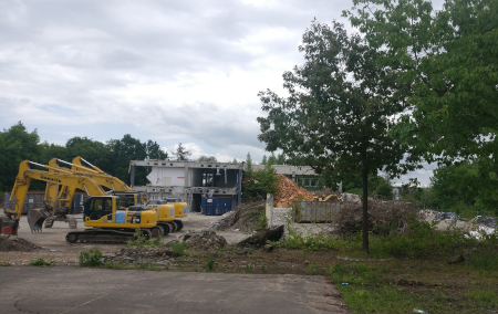 Bagger stehen vor dem z.T. abgerissenen Gäude der JvE. Schule, 2020 