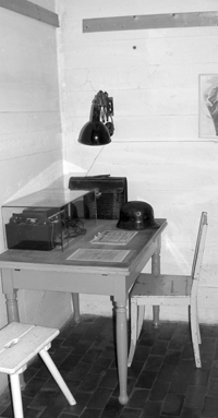 Tisch mit Funkgerät, Schutzhelm und Aktentasche im Bunkerwartraum 