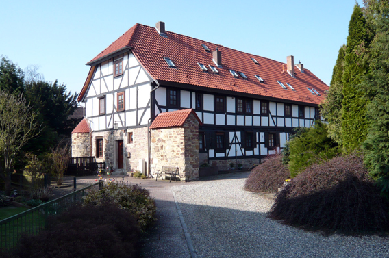 Die Reste der Burg sind in das Wohnhaus, Am Försterhof in Waldau, integriert 