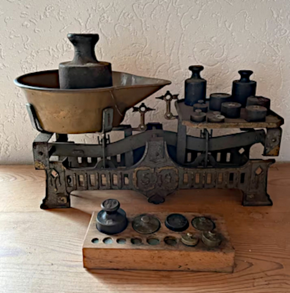 Antike Küchenwaage davor Gewichte 