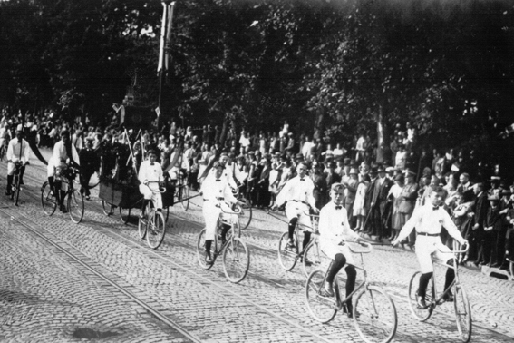 Gruppe des Arbeiter Radfahrervereins auf Fahrrad im Festzug 1927 