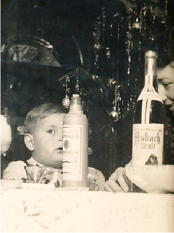 Weihnachtsbaum davor Asbach Uralt Flasche auch damals schon zum Fest 