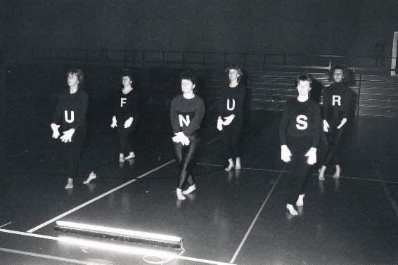Auftritt der Ultragirls mit fluoreszierender Kleidung im UV-Licht der Leuchtstoffröhren, ca. 1985 