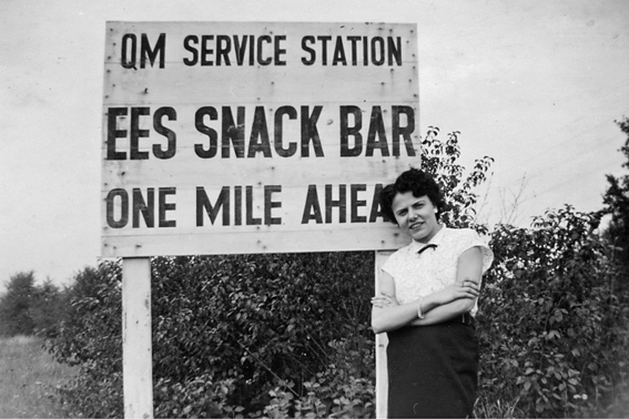 Frau vor Autobahnhinweisschild Kassel-Ost 