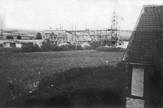 Gerueste und Kraene zum Bau der Autobahnbruecke ueber das Lossetal 