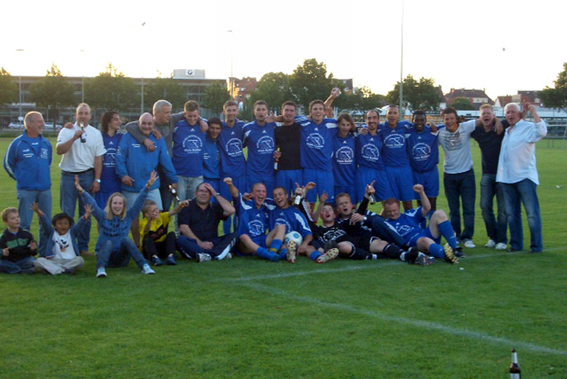 Blau gekleidete Meistermannschaft von 2009 
