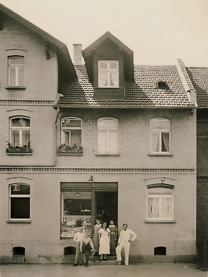 Baeckerei mit Familie Holzapfel im Eingang 
