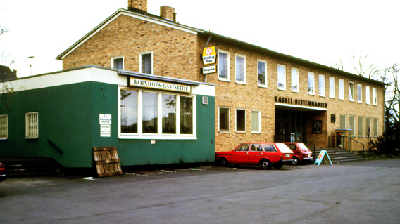 Gelber Bahnhofsneubau mit Gaststaettenanbau 