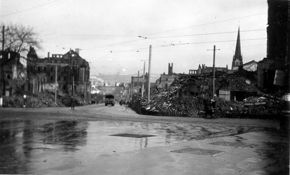 Blick vom Bahnhof in die Bahnhofstraße und rechts auf die Trümmer der Schomburgstraße nach der Zerstörung durch den Bombenangriffe am 22. Oktober 1943 
