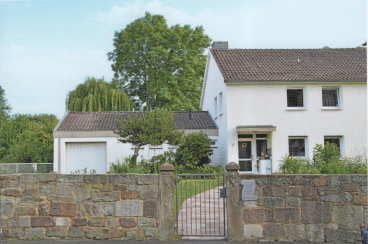 Wohnhaus, Blick von der Gartentür in der alten Mauer des evangelischen Pfarrhauses 