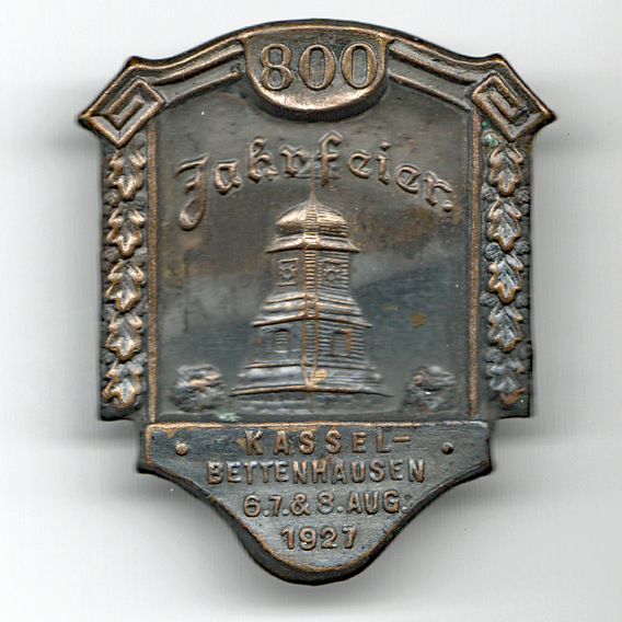 Metall-Anstecker zur 800 Jahrfeier 1927 mit Aufschrift Kassel Bettenhausen 6.7. und 8. August 1927 und dem Bild des Turmes der Marienkirche